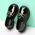 Klassische schwarze Kinderlackleder-Loafer mit stilvollem goldenen Kettenverschluss-Detail - 21 / Schwarz