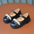 Elegantes zapatos Mary Jane negros de cuero para niñas con perlas blancas y punta brillante - Negro