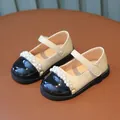 Zapatos Mary Jane crema niña con punta negra y detalles de perlas elegantes - Beige