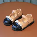 Elegantes zapatos Mary Jane beige y negros para niñas con perlas y puntera de charol - Marrón