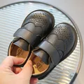 Retro-Lederschuhe für Jungen im britischen Stil mit Brogue-Detail und Klettverschluss. - Schwarz