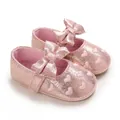 Detailansicht der rosa glitzernden Lauflernschuhe mit Herzstickerei und Schleife - Rosa
