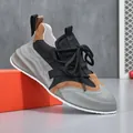 Klobige Herren-Sneaker mit dicker Sohle aus farblich abgesetztem Leder in Schwarz-Grau-Braun - Schwarz