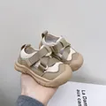 Detalle de zapatillas de malla transpirable para niños pequeños con cierre de velcro - Talla 16 Longitud Interior 12,5cm / Caqui