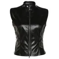 Vista frontal de un chaleco de cuero PU negro entallado con cuello levantado y cremallera metálica. - S / Tops / Negro