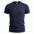 Detailansicht des dunkelblauen Kurzarm-T-Shirts mit strukturiertem Karomuster und Rundhals - S / Oberteile / Marineblau