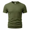 Detailansicht eines olivgrünen Waffelstrick-T-Shirts mit Karomuster und Rundhalsausschnitt. - S / Oberteile / Armeegrün
