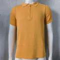 Dettaglio polo in maglia gialla da uomo vestibilità slim con colletto a zip e maniche lavorate - Taglia M / Top / Giallo