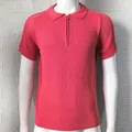 Vista dettagliata di una polo in maglia slim fit rosa con una moderna cerniera a metà. - Taglia M / Top / Rosso