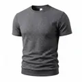 Detailansicht des dunkelgrauen Kurzarm-T-Shirts mit feinem Waffelgitter-Struktur - S / Oberteile / Dunkelgrau