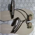 Vista dettagliata di sandali bassi da spiaggia con cinturini in strass e ciondolo ananas - 35 / marrone cioccolato