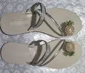 Dettaglio di comodi cinturini con strass e ananas di perle su sandali piatti beige - Argento