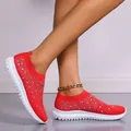 Primer plano detallado de zapatillas de punto rojo transpirable con detalles de pedrería - 35 / Rojo