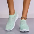 Nahaufnahme von mintgrünen Fly-Knit-Sneakern mit funkelnden Strassstein-Verzierungen - Hellgrün