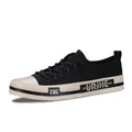 Stylische Herren-Sneaker aus schwarzem Canvas mit Logo auf dicken Gummisohlen. - 38 / Schwarz Beige