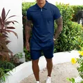 Dettaglio completo estivo da uomo con polo blu navy e pantaloncini slim fit - Blu navy