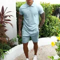 Dettaglio del set coordinato uomo slim fit azzurro con polo con zip e pantaloncini - Azzurro