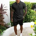 Completo sportivo uomo due pezzi nero con polo aderente a zip e pantaloncini estivi casual - Nero