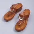 Élégantes sandales compensées marron avec détails ajourés et boucle en anneau métallique - Marron