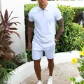 Completo casual bianco da uomo slim fit con polo a cerniera e pantaloncini estivi - Bianco