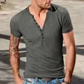 Detailweergave van nauwsluitend heren-T-shirt met korte mouwen en Henley-hals in grijs - S / Tops / Grijs
