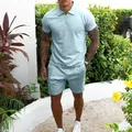 Ensemble décontracté deux pièces bleu clair pour homme avec polo et short assorti. - Bleu clair
