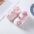 Dettaglio di scarpine da neonata rosa e bianche modello principessa con motivi a fiori - Taglia 12 (Lunghezza Interna 11 CM) / Rosa