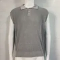 Gros plan du polo sans manches en tricot gris texturé pour hommes avec col - Gris