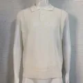 Détail de face d'un polo en tricot sans manches blanc crème pour hommes sur mannequin - Blanc
