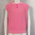 Vue détaillée de face d'un gilet polo en tricot sans manches rose pour hommes - Rose