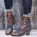 Detailansicht der bunten Vintage-Stiefeletten mit Blumenmuster und Perlenverzierung - Dunkelbraun
