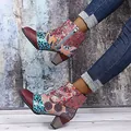 Detailansicht bunter Vintage-Patchwork-Stiefeletten mit stilvollen, strukturierten Blockabsätzen - Lila