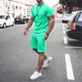 Πλήρης λήψη άνδρα που φοράει ένα φωτεινό πράσινο νέον casual σετ μπλουζάκι και σορτς - Μπλε της Λίμνης