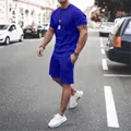 Προβολή lifestyle ενός ανδρικού μπλε καλοκαιρινού αθλητικού σετ σε ένα μοντέλο - Μπλε ζαφείρι