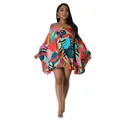 Vista completa de un minivestido estampado con hombros descubiertos y elegantes mangas murciélago - S / Vestidos / Fondo Verde con Estampado Rojo Naranja