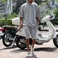 Lässiges graues Herren-Streetwear-Set aus Frottee mit Oversized T-Shirt und Shorts - M / Oberteil und Unterteil / Hellgrau