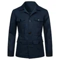 Detalle frontal de los bolsillos y botones de una chaqueta de lino azul para hombre - M / Tops / Azul marino
