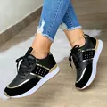 Eleganti sneaker nere da donna con accenti dorati e suole spesse indossate dal modello - Nero
