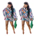 Vista completa de un mini vestido floral con hombros descubiertos y mangas murciélago. - Estampados florales coloridos