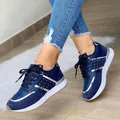 Eleganti sneaker da donna blu navy con accenti argento e suole bianche spesse ai piedi - Blu
