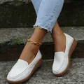 Dichtbij van witte damesloafers met zachte zolen gedragen op stenen trappen buiten - 35 / Wit