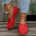 Detailopname van rode dames loafers met zachte zool en witte contraststiksels voor dames - 35 / Rood