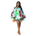Vestido corto estampado con hombros descubiertos y mangas de murciélago en una modelo. - Verde