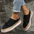 Détail de mocassins noirs à enfiler avec glands et semelles plateforme en liège - 35 / Noir
