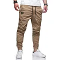 Vista detallada de pantalones jogger de algodón caqui para hombre con cordón y puños. - Caqui
