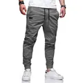Detalle de pantalones jogger de algodón gris ajustados para hombre con cordón - Gris
