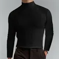 Detail-Nahaufnahme des Rollkragens und der Slim-Fit-Textur eines schwarzen Herren-Langarmshirts - Schwarz