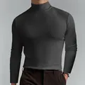 Premium Detailansicht eines dunkelgrauen, eng anliegenden Herren-Rollkragen-Langarm-T-Shirts - Grau