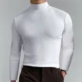 Detaillierte Ansicht eines weißen Herren-Langarm-T-Shirts mit Stehkragen in schmaler Passform - Weiß