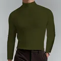 Detailansicht Herren Langarmshirt mit Stehkragen in olivgrünem Unterhemd-Stil - Armeegrün